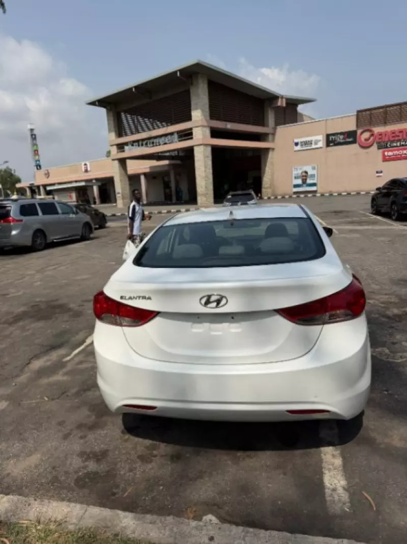 Hyundai Elantra   - 2013