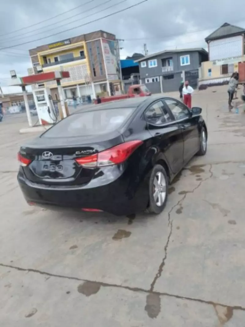 Hyundai Elantra   - 2011