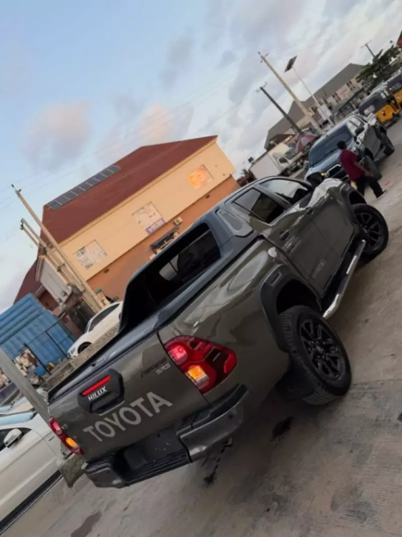 TOYOTA Hilux   - 2021