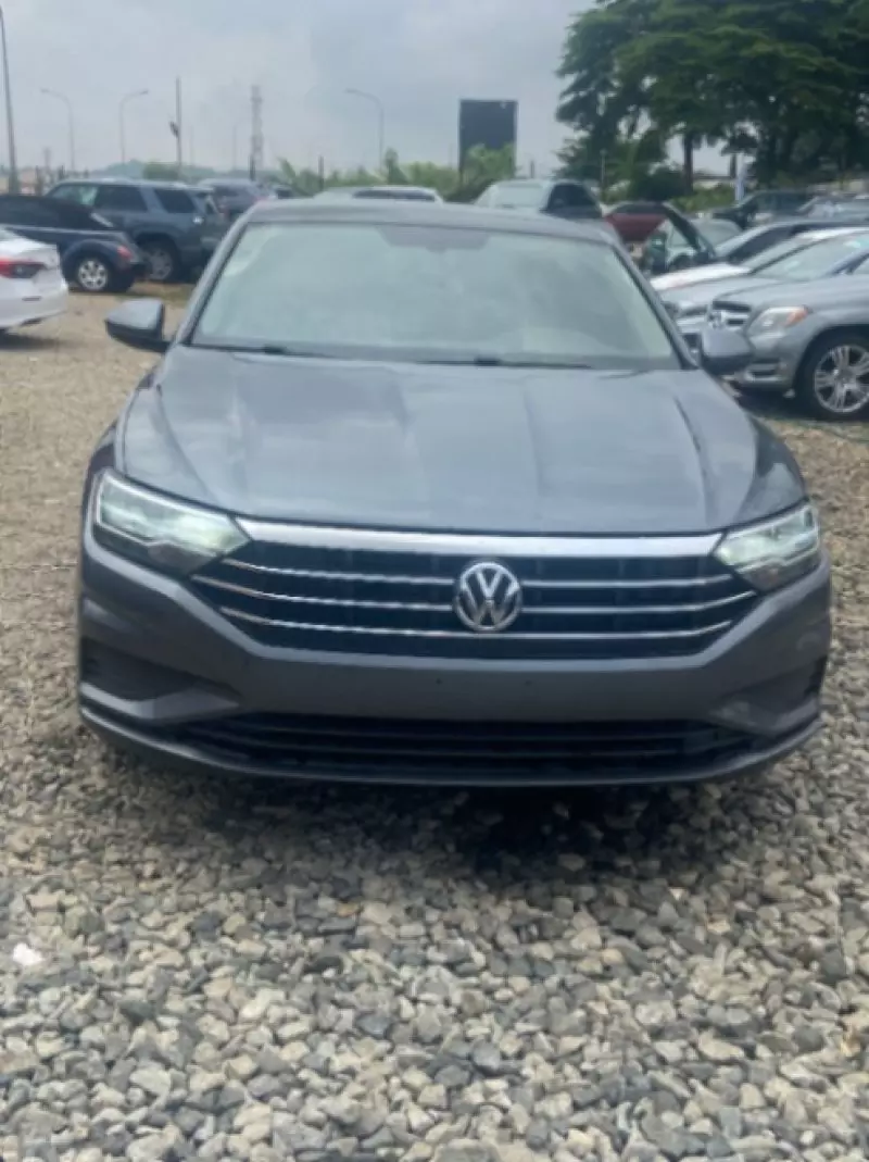 Volkswagen Jetta   - 2019