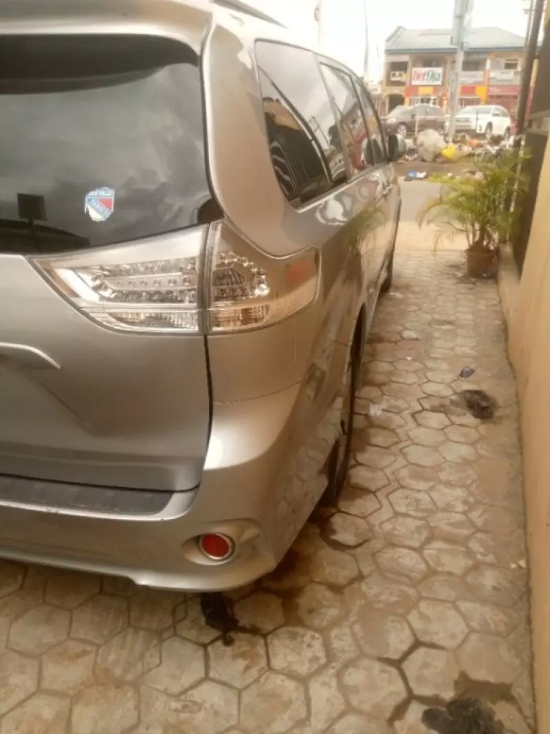 TOYOTA Sienna   - 2011