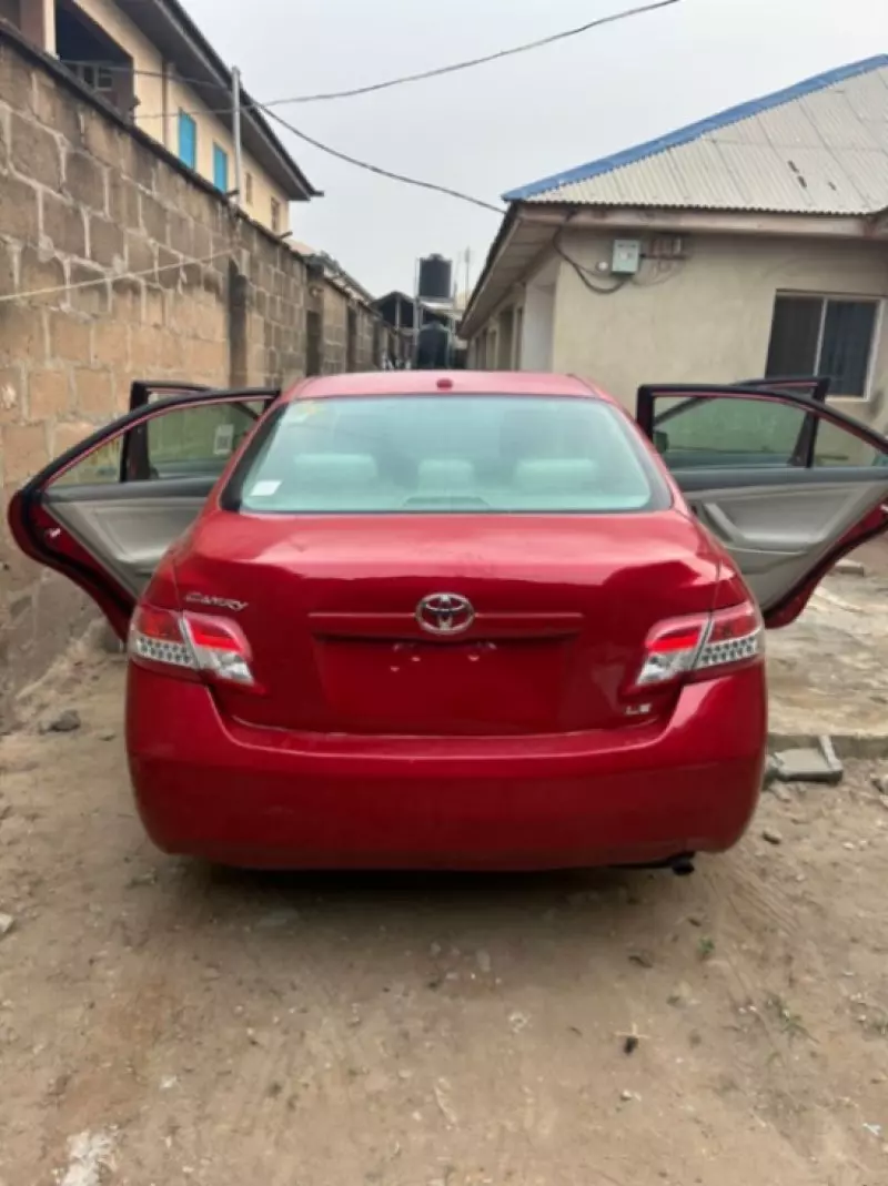 Toyota Camry   - 2010