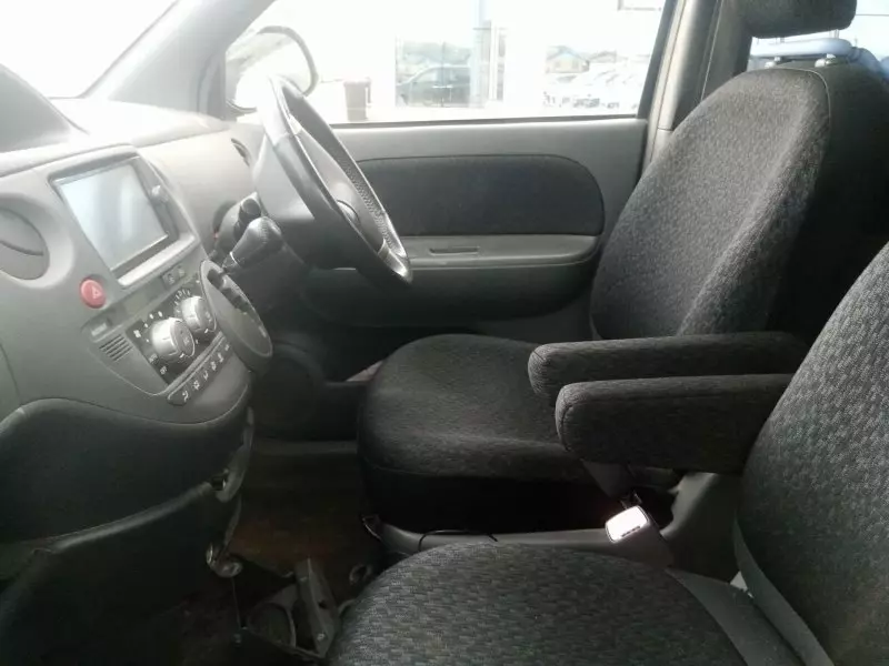 Toyota Sienta   - 2013