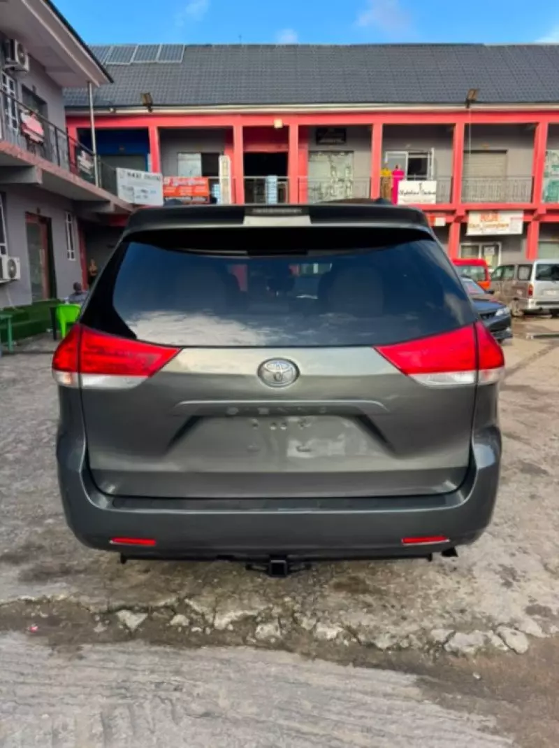 TOYOTA Sienna   - 2011
