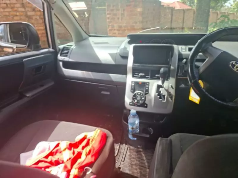 TOYOTA Noah - 2010