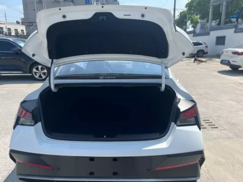 Hyundai Elantra - 2025
