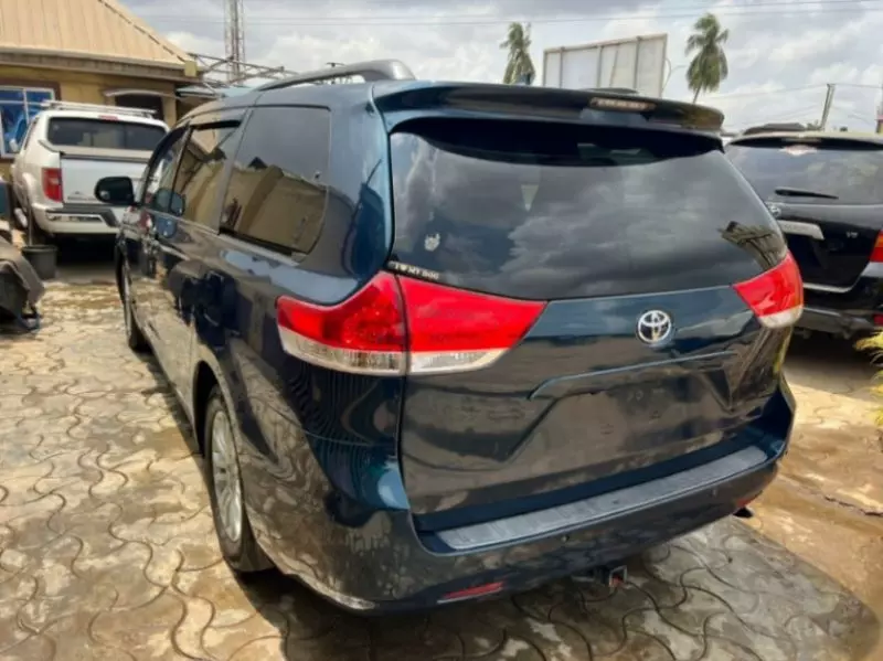 Toyota Sienna   - 2011