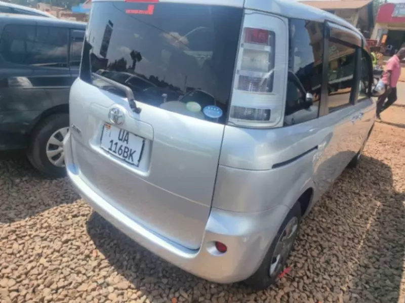 Toyota Sienta   - 2012