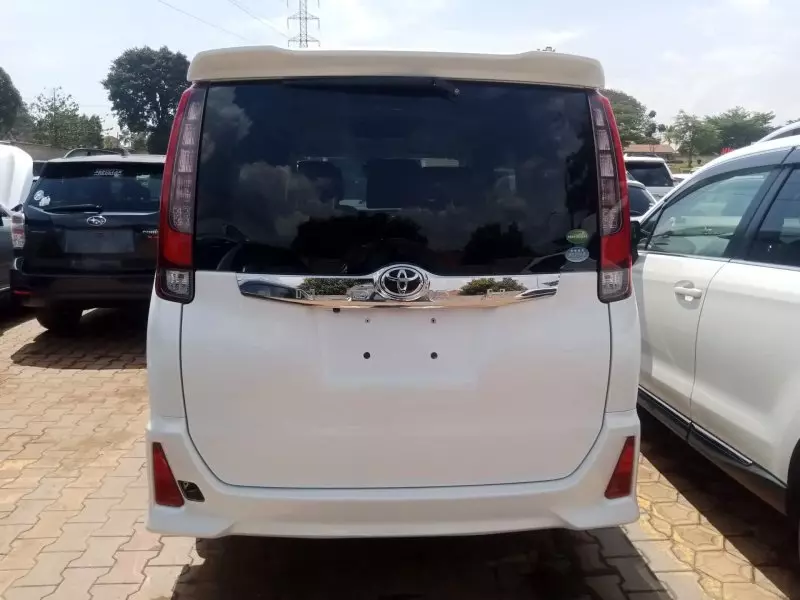 Toyota Noah - 2016