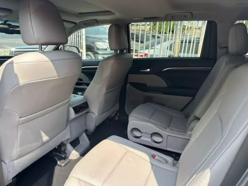 Toyota Highlander   - 2016