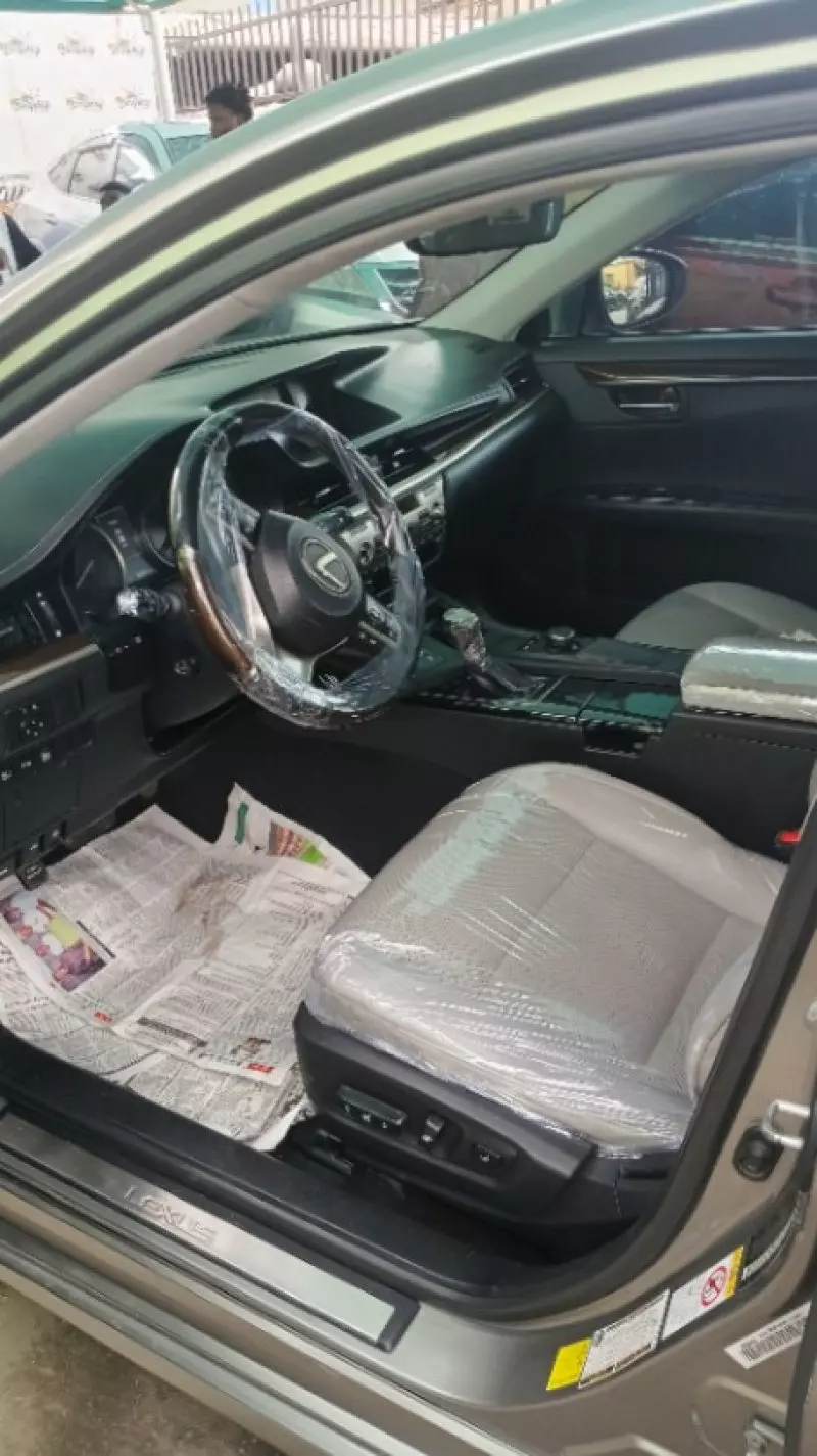 Lexus ES   - 2016