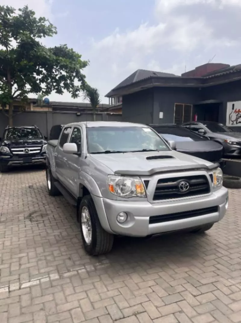 Toyota Tacoma   - 2005