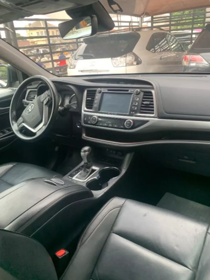 Toyota Highlander   - 2016
