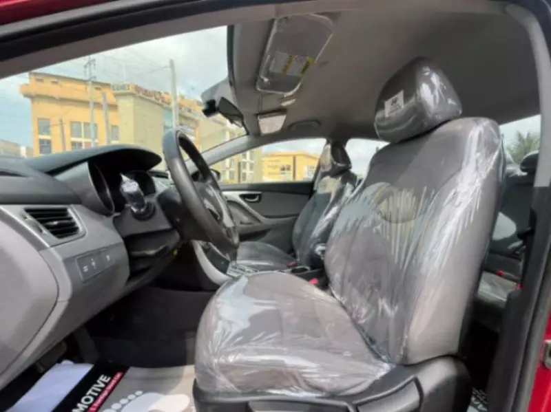 Hyundai Elantra   - 2012