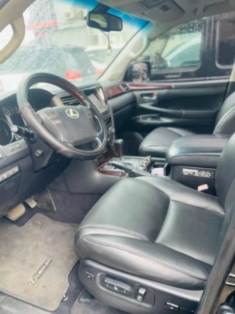 Lexus LX 570   - 2012