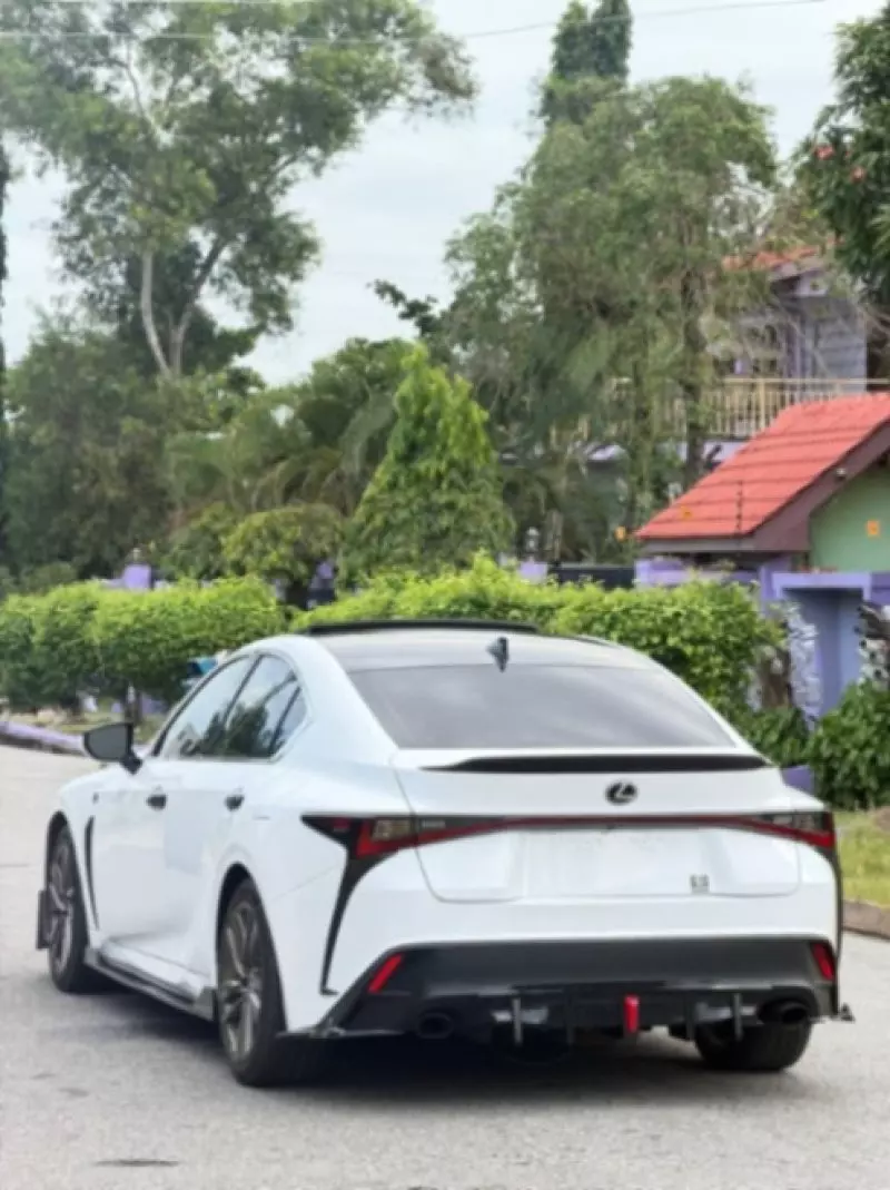 Lexus IS 300   - 2023