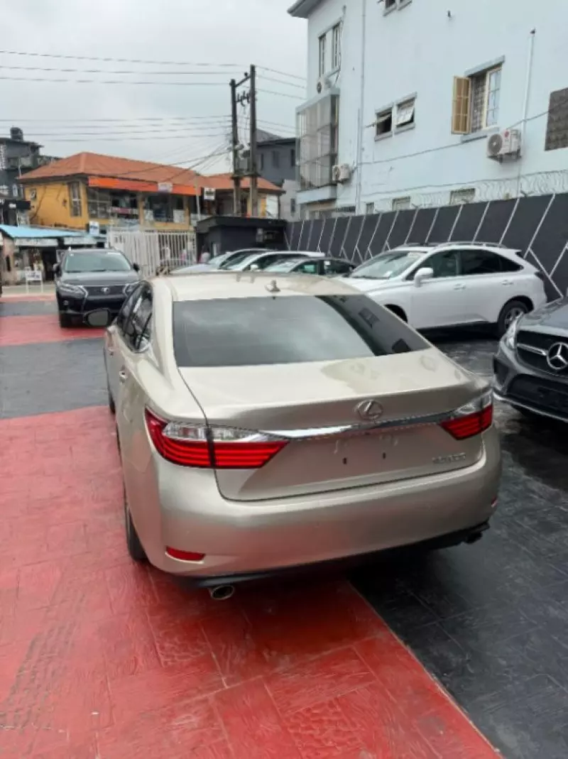 Lexus ES   - 2014