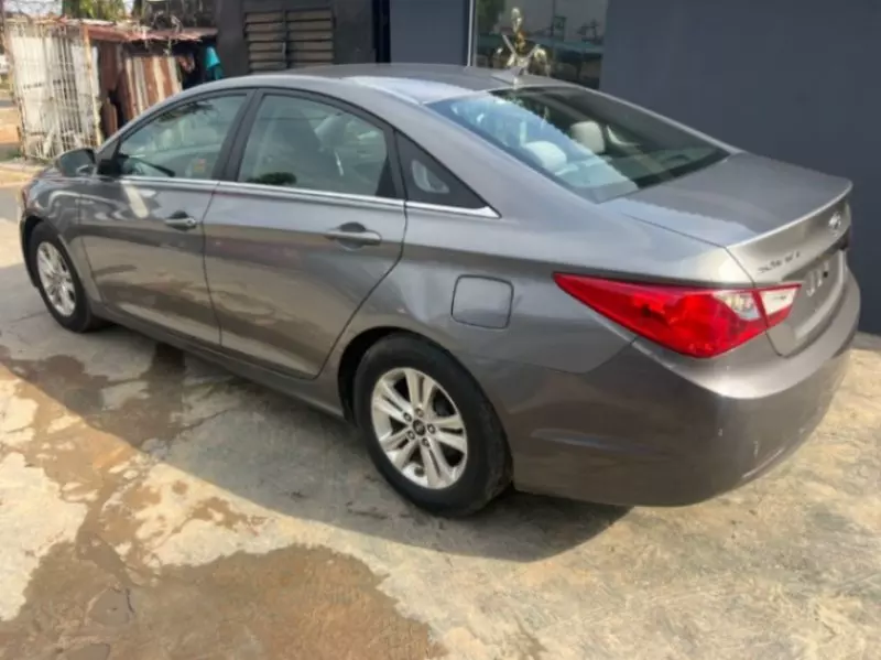 Hyundai Sonata   - 2011
