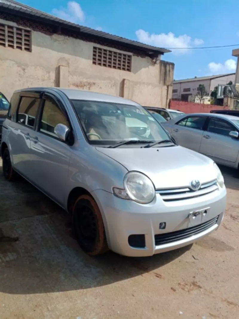 Toyota Sienta   - 2012