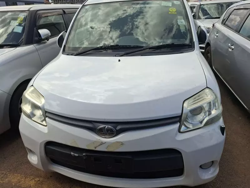 Toyota Sienta   - 2012