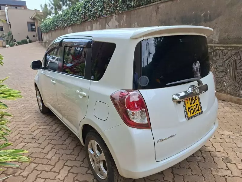 TOYOTA Ractis - 2010