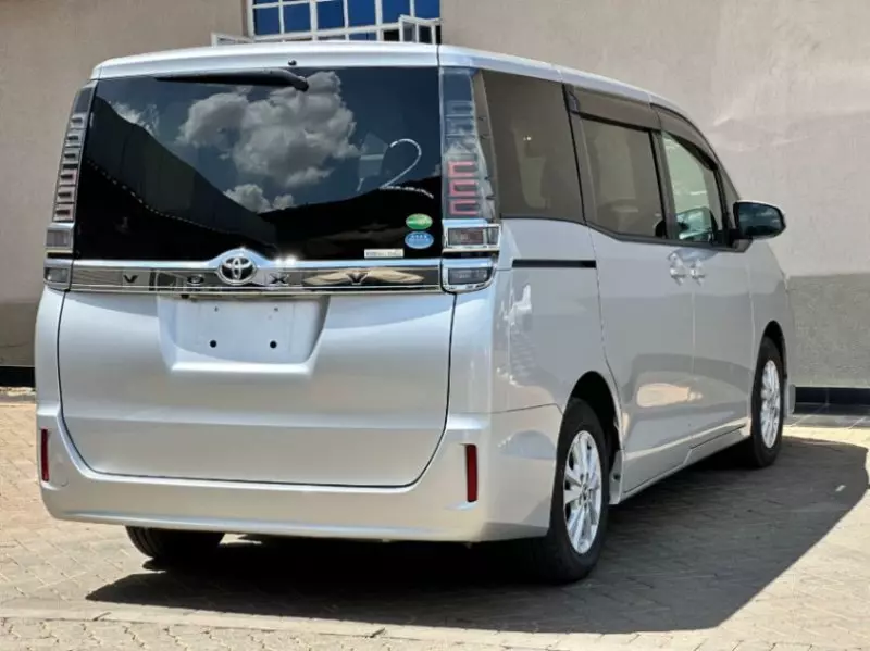Toyota Voxy    - 2018