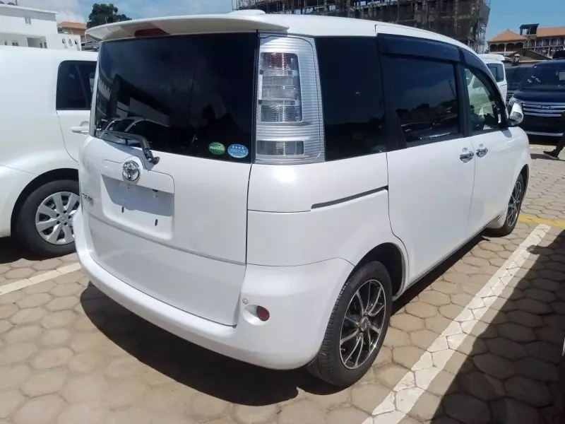 Toyota Sienta   - 2012
