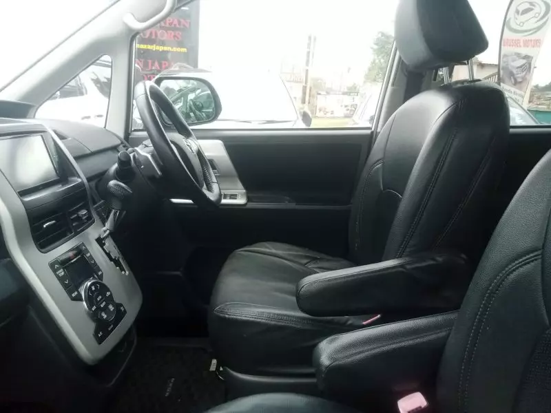 Toyota Noah   - 2010