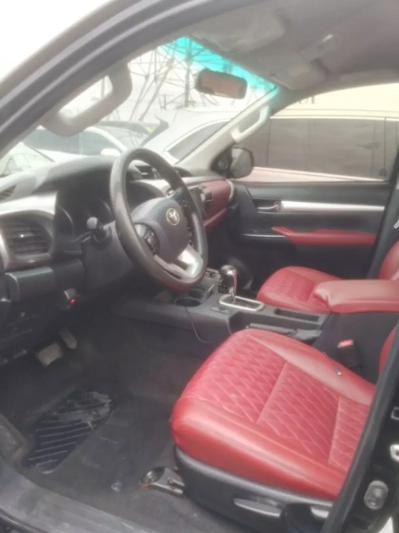 Toyota Hilux    - 2017