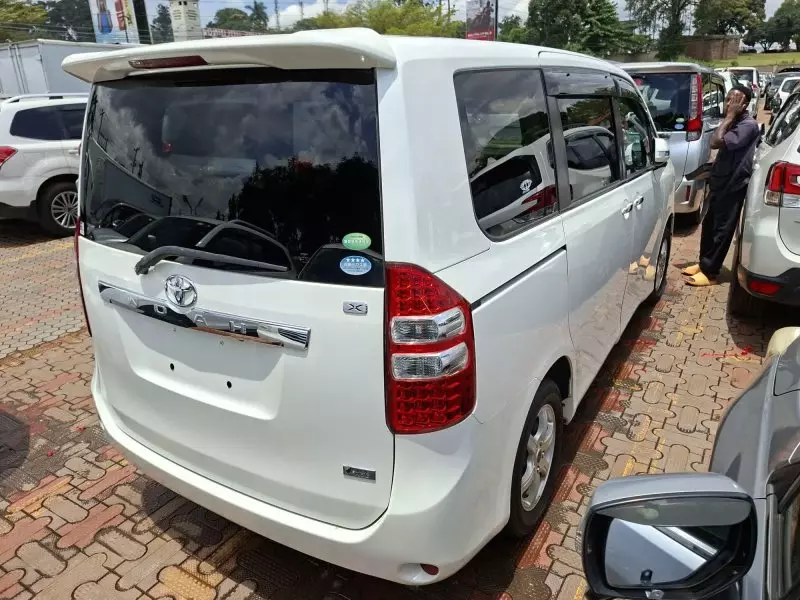 Toyota Noah   - 2012
