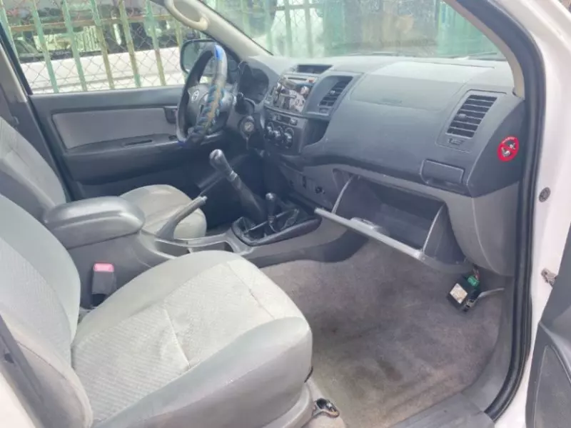 Toyota Hilux   - 2013