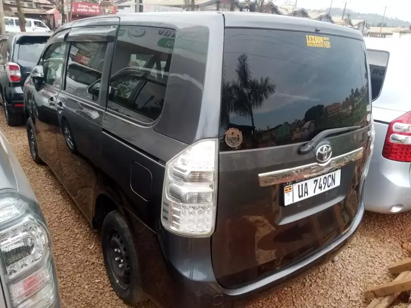 Toyota Noah   - 2010