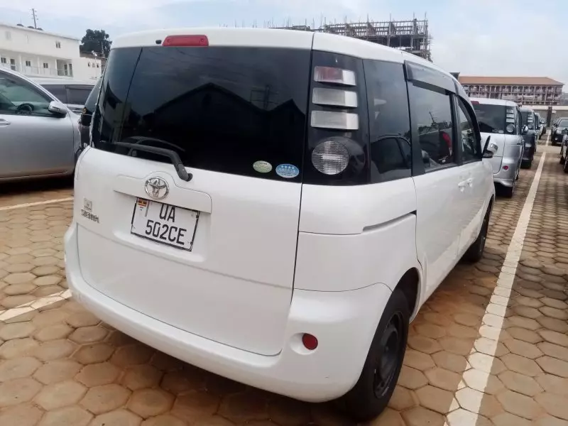 Toyota Sienta   - 2010