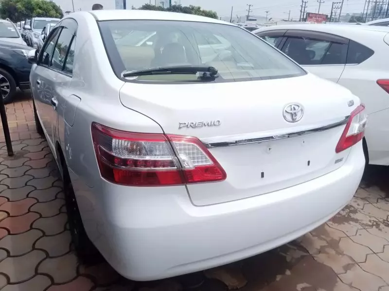 Toyota Premio    - 2014