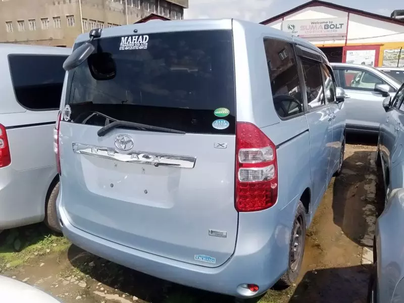Toyota Noah   - 2012