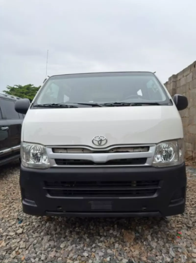 TOYOTA Hiace - 2012
