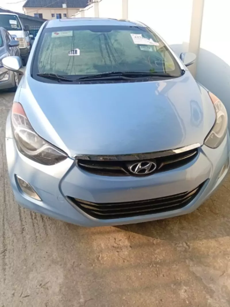 Hyundai Elantra   - 2012