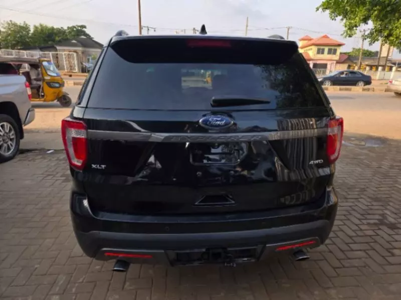 Ford Explorer   - 2017