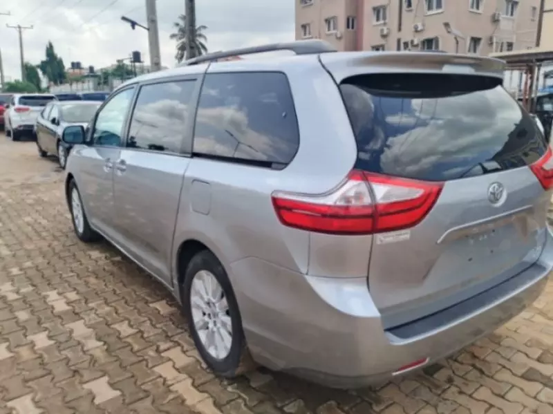 Toyota Sienna   - 2015