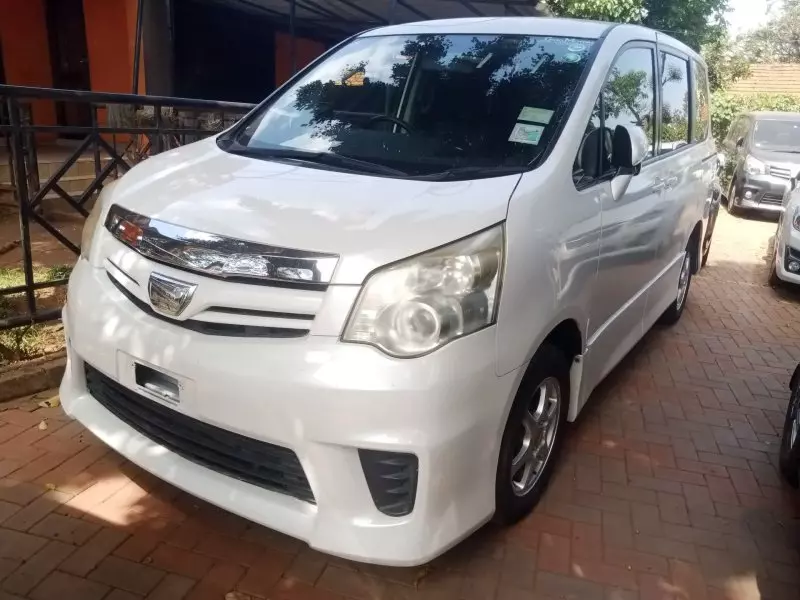 Toyota Noah   - 2012
