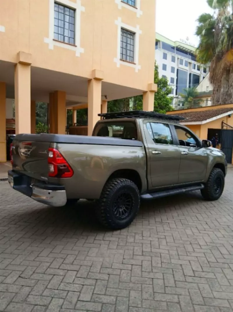 Toyota Hilux   - 2022