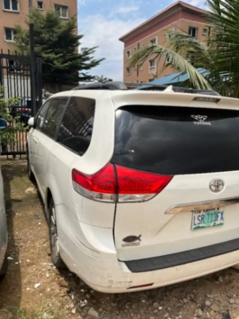 TOYOTA Sienna   - 2011