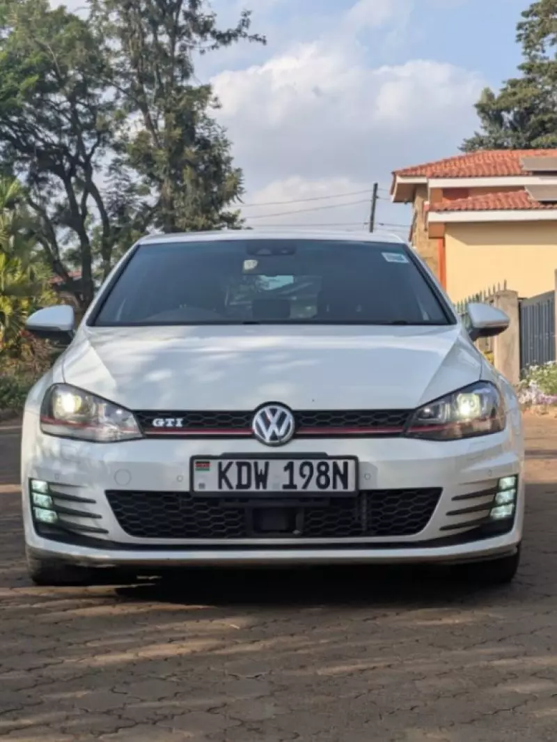 Volkswagen Golf   - 2016