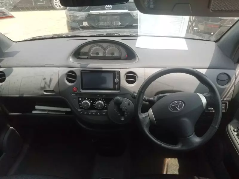 Toyota Sienta   - 2012
