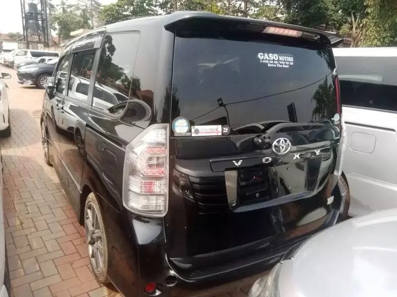 Toyota Noah   - 2013