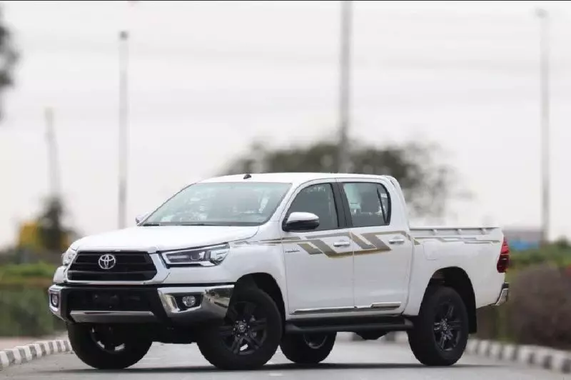 TOYOTA Hilux   - 2026