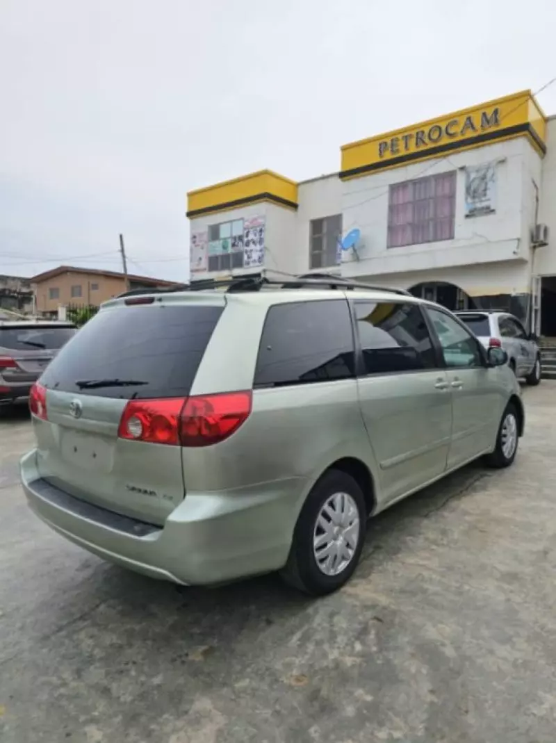 Toyota Sienna   - 2006