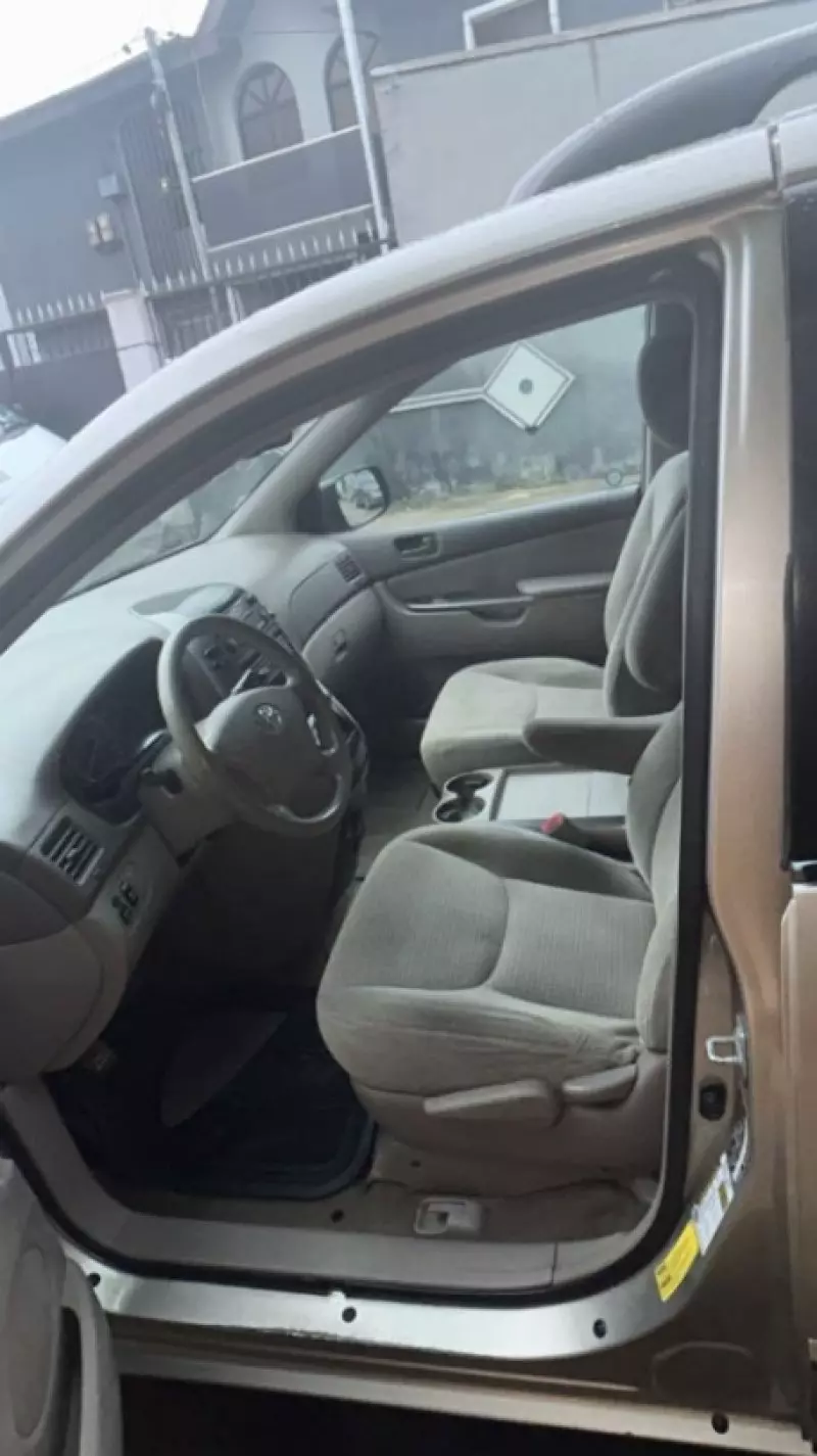 TOYOTA Sienna   - 2010
