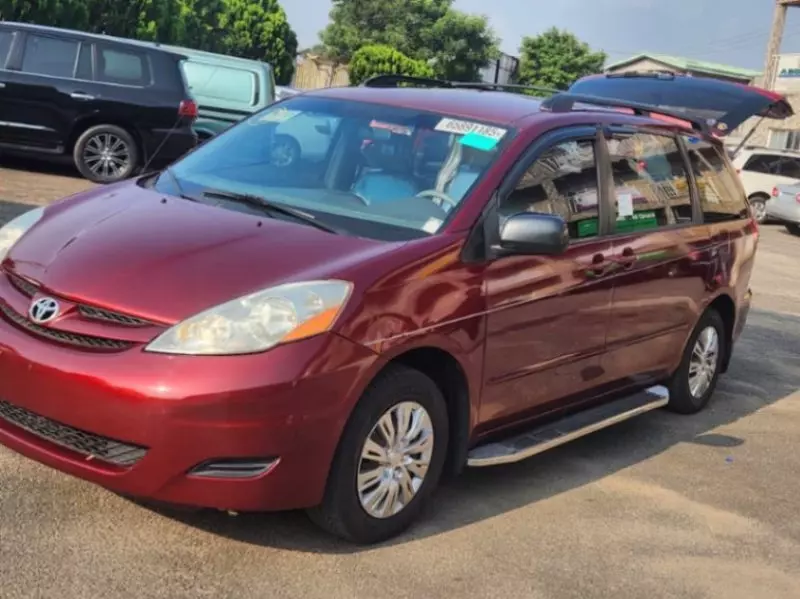 Toyota Sienna - 2011