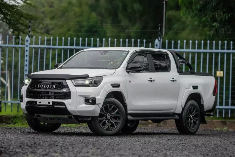 TOYOTA Hilux   - 2023